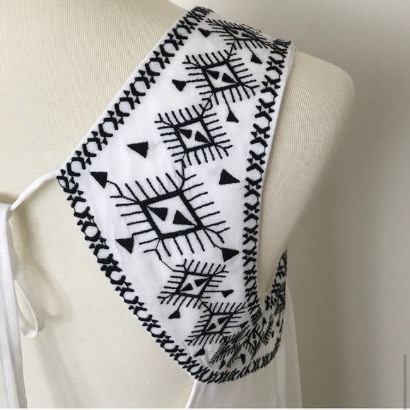 BCBGeneration Embroidered Yoke Dress - NWT - Picture 6 of 7